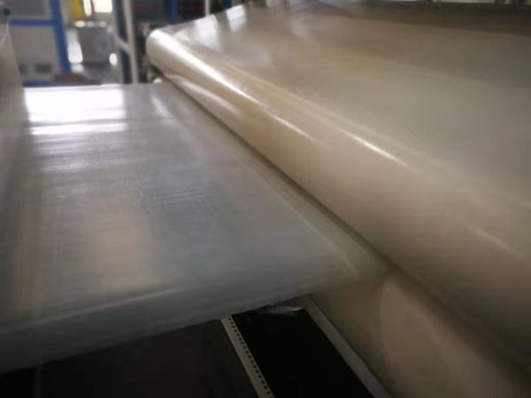 皮帶式連續復合機用于生產連續纖維增強熱塑性單向預浸帶層壓板